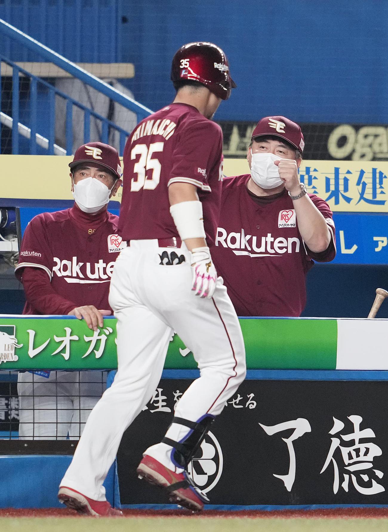 ロッテ対楽天　5回表楽天2死一、二塁、右中間に3点本塁打を放った島内（中央）を迎える石井GM兼監督（右）（撮影・鈴木みどり）