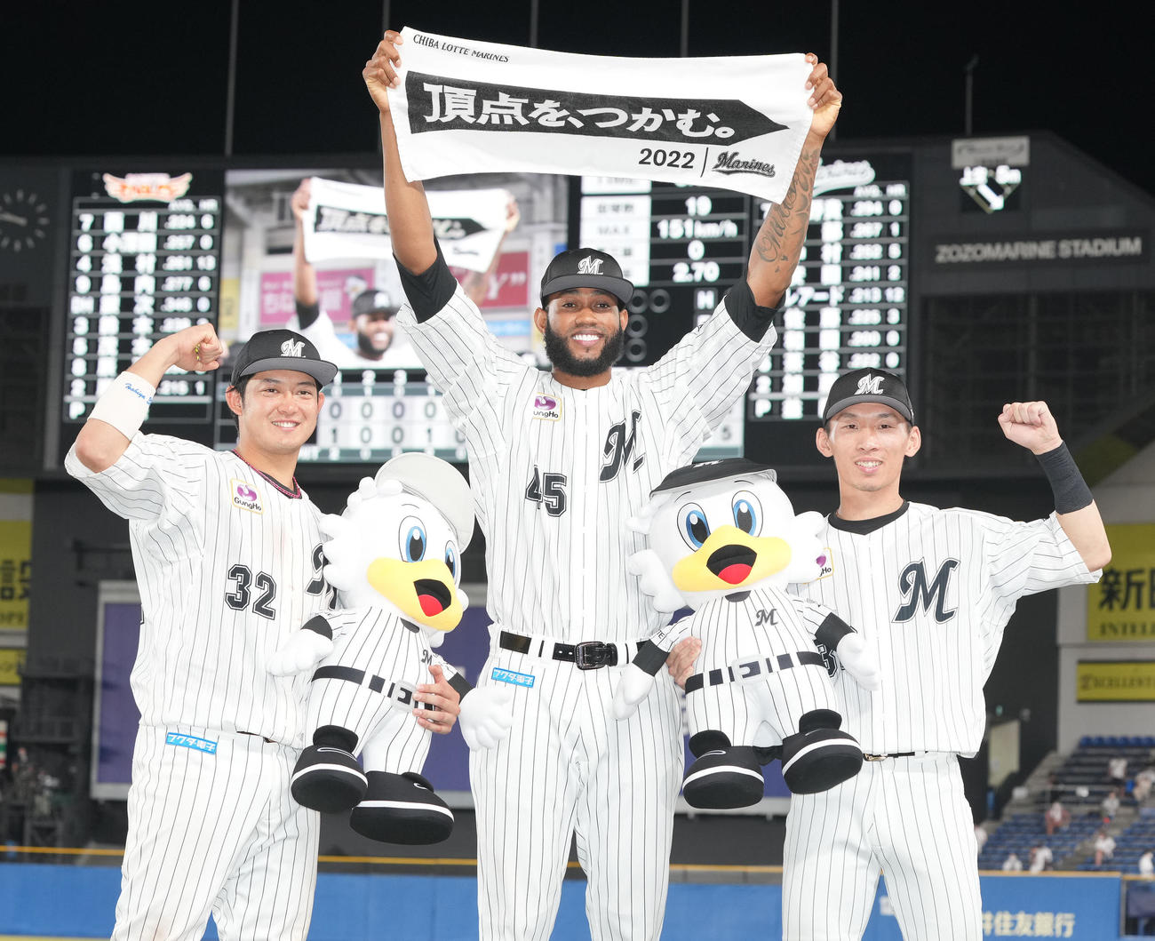 ロッテ対楽天　楽天に勝利し記念撮影する、左からロッテ佐藤都、ゲレーロ、高部（撮影・鈴木みどり）