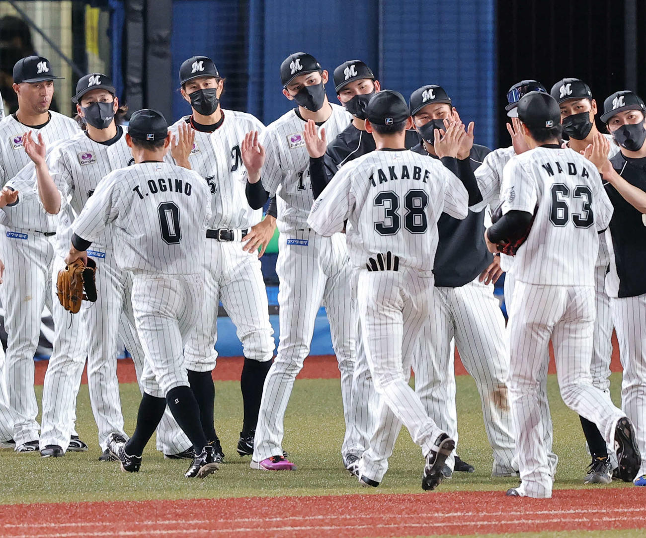 ロッテ対楽天　勝ち負けはつかないが、チームは勝利し、ハイタッチで迎える佐々木朗（中央）（撮影・浅見桂子）