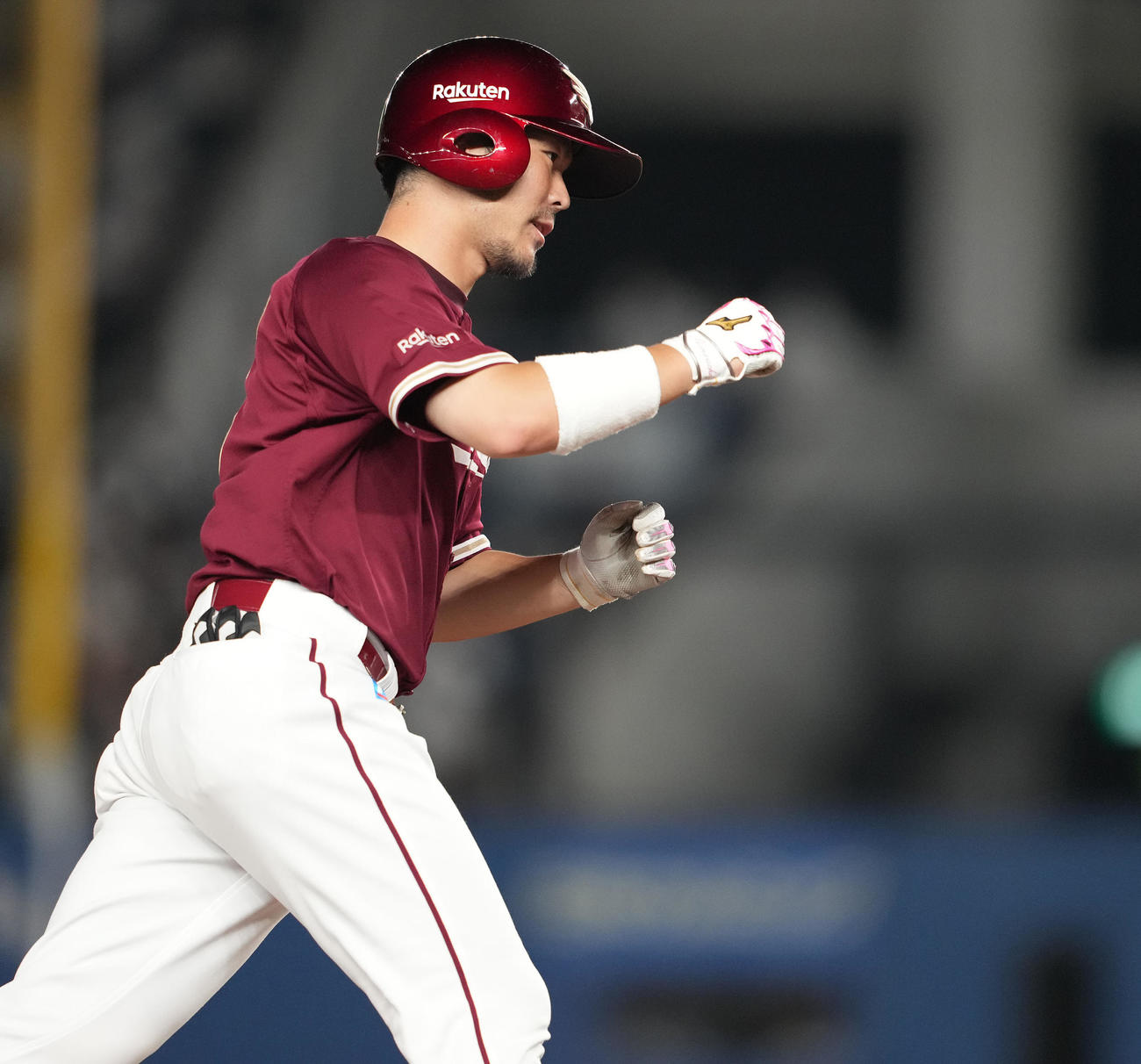 ロッテ対楽天　7回表楽天1死、右中間にソロ本塁打を放ちダイヤモンドをまわる島内（撮影・鈴木みどり）