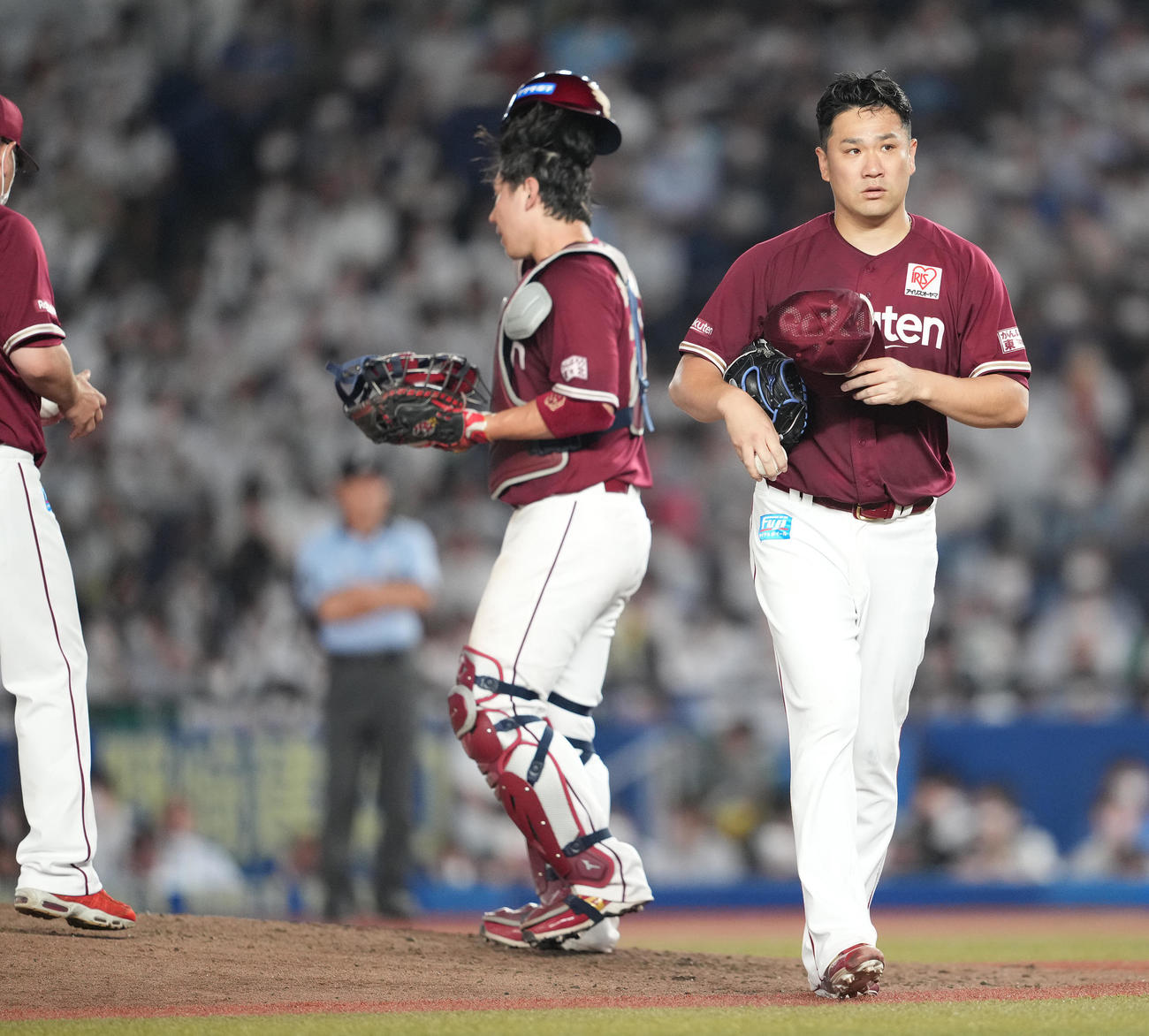 ロッテ対楽天　6回裏途中で降板する楽天田中将（右）（撮影・鈴木みどり）