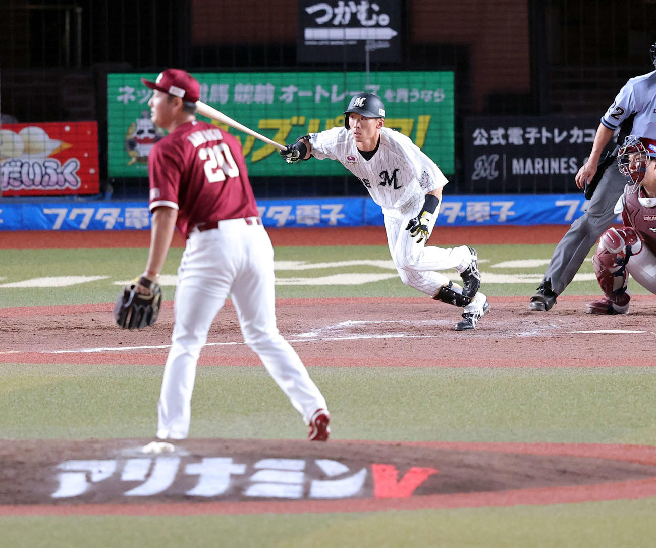 ロッテ対楽天　7回裏ロッテ1死二、三塁、高部は右越え2点適時二塁打を放つ。投手安楽（撮影・浅見桂子）
