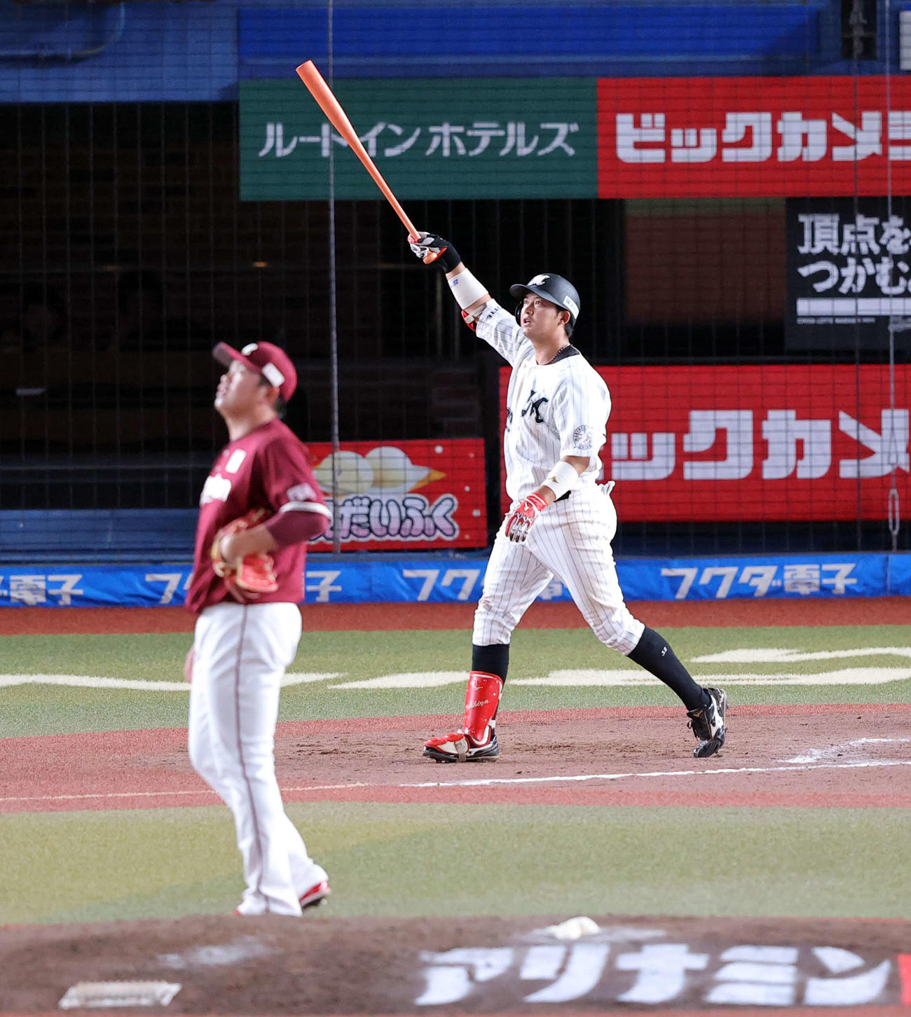 ロッテ対楽天　8回裏ロッテ無死、佐藤都は右越え勝ち越しソロ本塁打を放つ。投手宋家豪（撮影・浅見桂子）