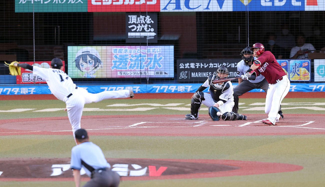 ロッテ対楽天　1回表楽天1死一塁、浅村は空振り三振。投手佐々木朗（撮影・浅見桂子）