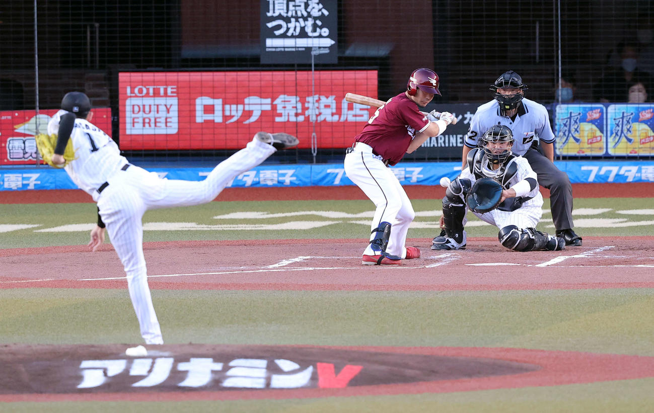 ロッテ対楽天　1回表楽天2死一塁、島内は見逃し三振。投手佐々木朗（撮影・浅見桂子）