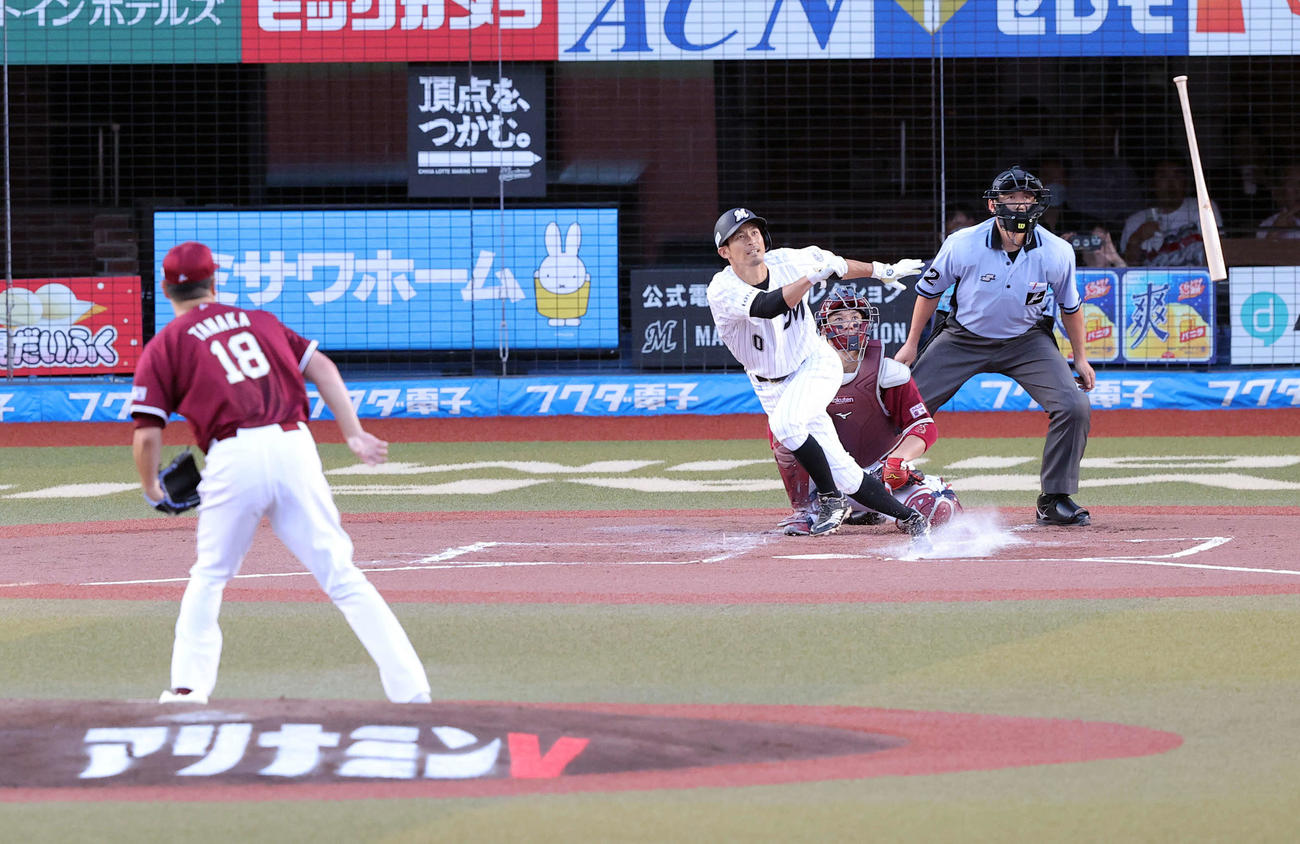 ロッテ対楽天　1回裏ロッテ無死、荻野は左二塁打を放つ。投手田中将（撮影・浅見桂子）