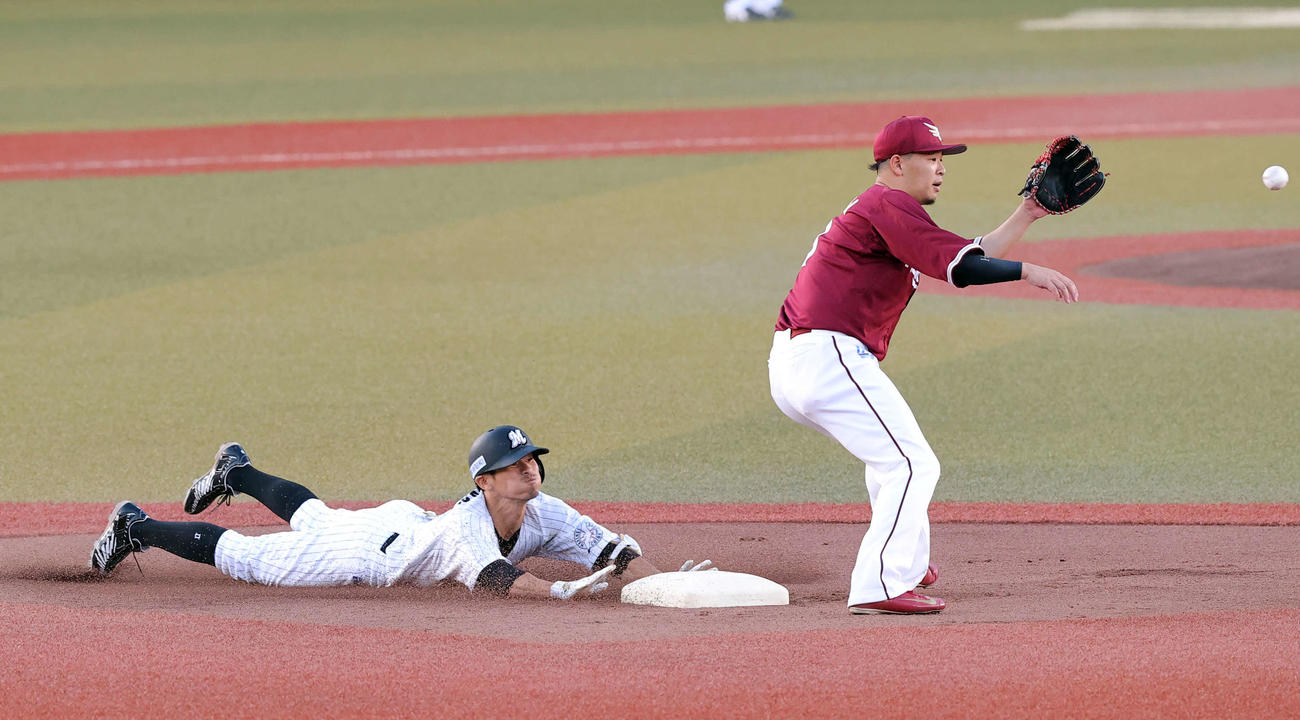 ロッテ対楽天　1回裏ロッテ無死、荻野は左二塁打を放ち二塁にヘッドスライディング（撮影・浅見桂子）