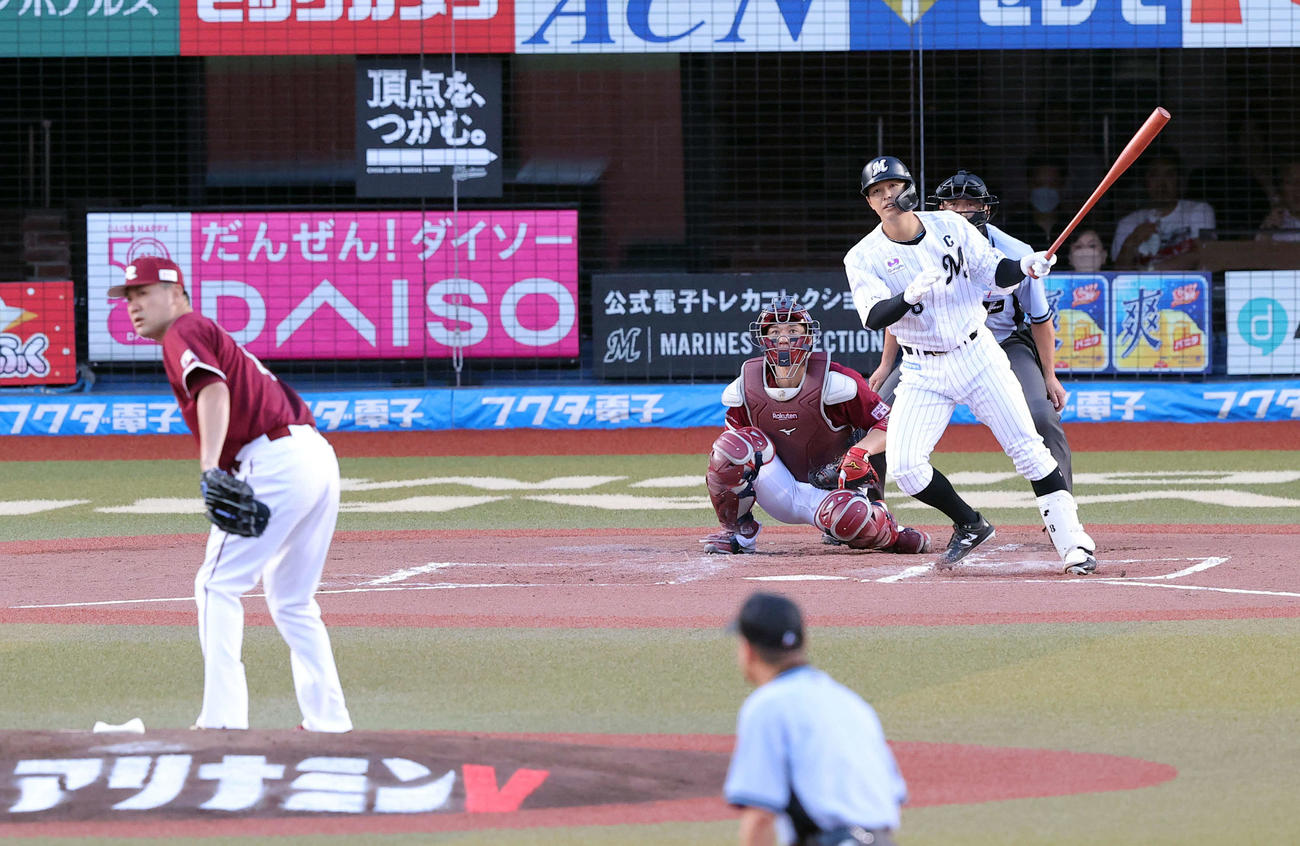 ロッテ対楽天　1回裏ロッテ1死三塁、中村奨は先制適時打を放つ。投手田中将（撮影・浅見桂子）