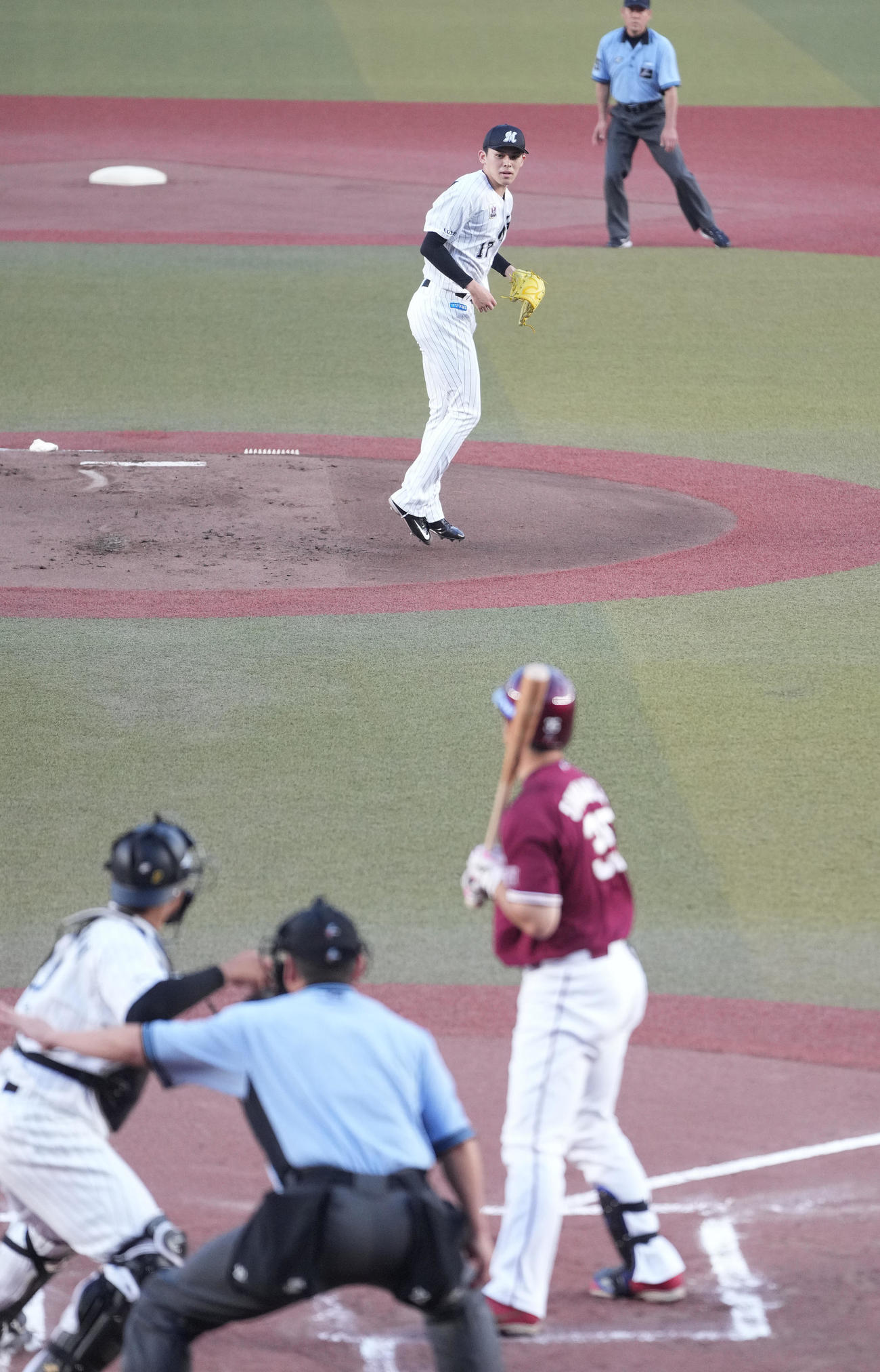 ロッテ対楽天　1回表楽天2死一塁、島内を見逃し三振に仕留める佐々木朗（撮影・鈴木みどり）