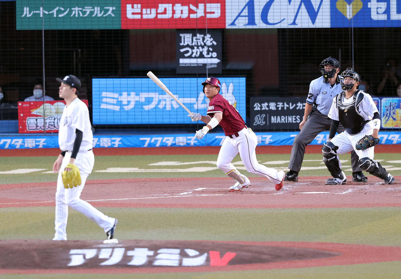 ロッテ対楽天　2回表楽天無死、銀次は右前打を放つ。投手佐々木朗（撮影・浅見桂子）