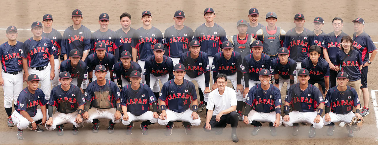 大学日本代表対ENEOSとの試合後に、大学日本代表の選手たちと記念撮影する侍ジャパン栗山監督（前列右から4人目）（撮影・野上伸悟）