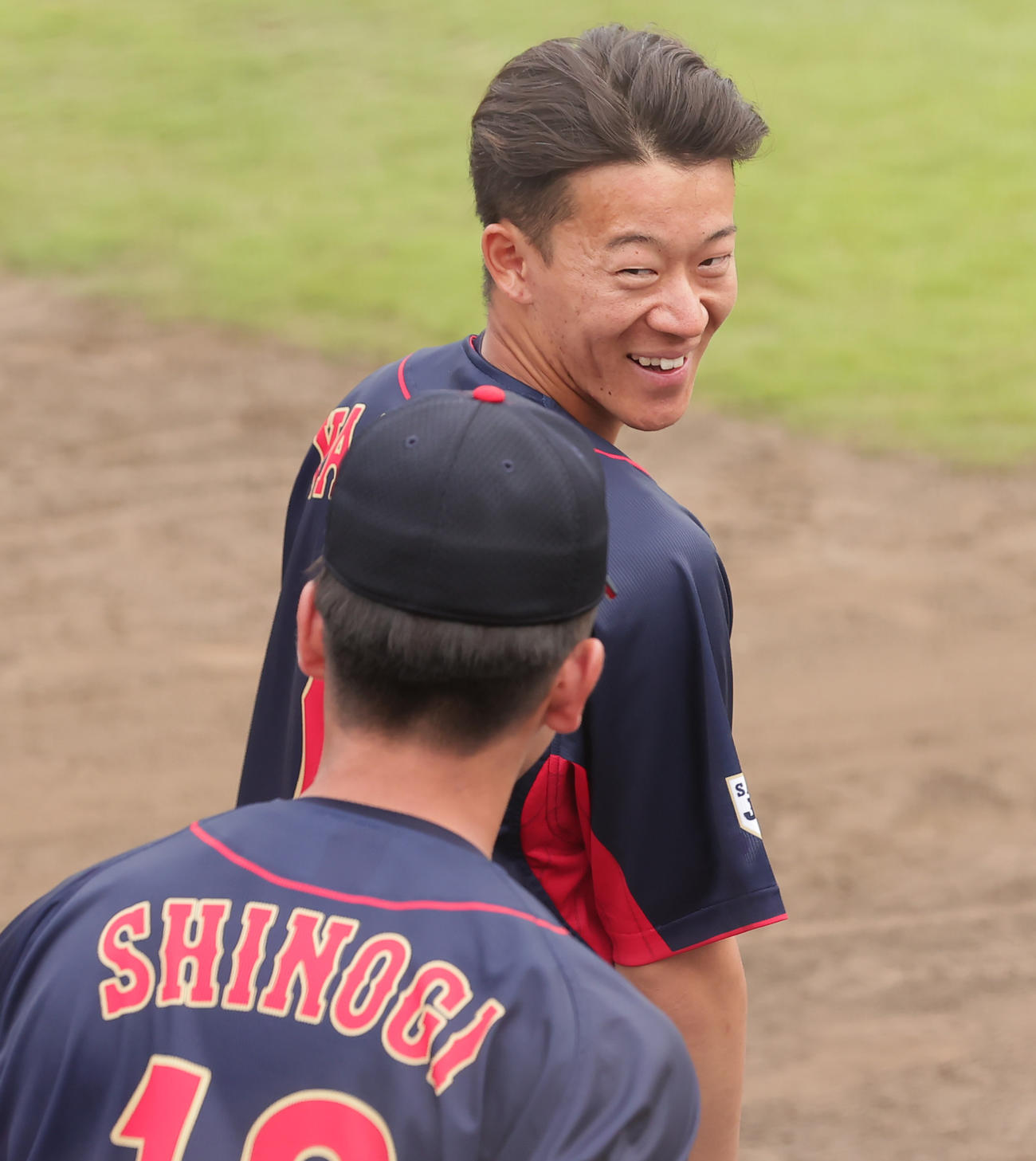 大学日本代表対ENEOS　試合後に法大・篠木（手前）と談笑する日体大・矢沢（撮影・野上伸悟）