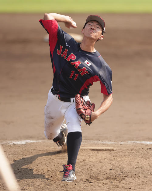 大学日本代表対ENEOS　力投する大学日本代表3番手の立大・荘司（撮影・野上伸悟）