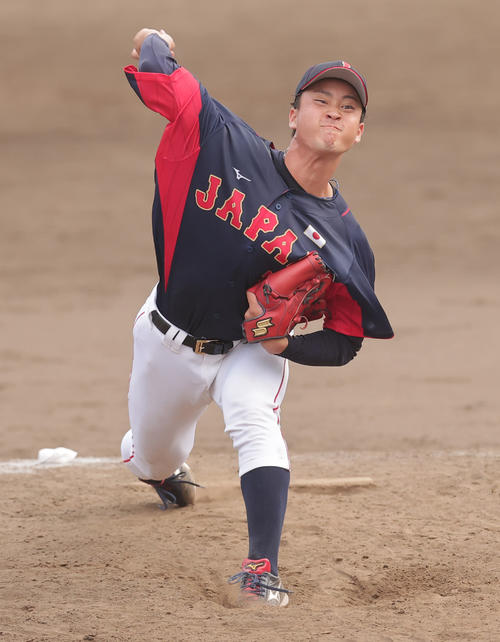 大学日本代表対ENEOS　力投する大学日本代表5番手の慶大・橋本（撮影・野上伸悟）