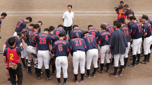 大学日本代表対ENEOSとの試合後に、大学日本代表の選手たちに声をかける侍ジャパン栗山監督（撮影・野上伸悟）
