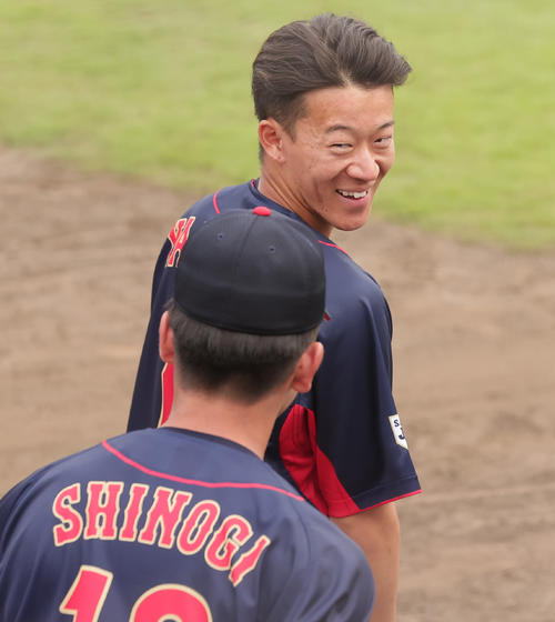 大学日本代表対ENEOS　試合後に法大・篠木（手前）と談笑する日体大・矢沢（撮影・野上伸悟）