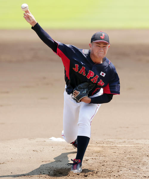大学日本代表対ENEOS　力投する大学日本代表先発の亜大・青山（撮影・野上伸悟）