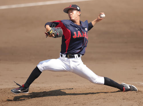 大学日本代表対ENEOS　力投する大学日本代表2番手の日体大・矢沢（撮影・野上伸悟）