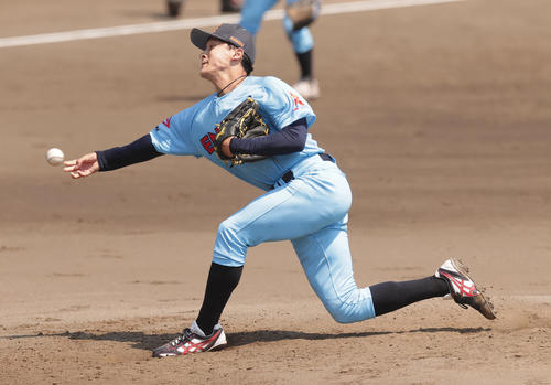 大学日本代表対ENEOS　力投するENEOS・長島（撮影・野上伸悟）