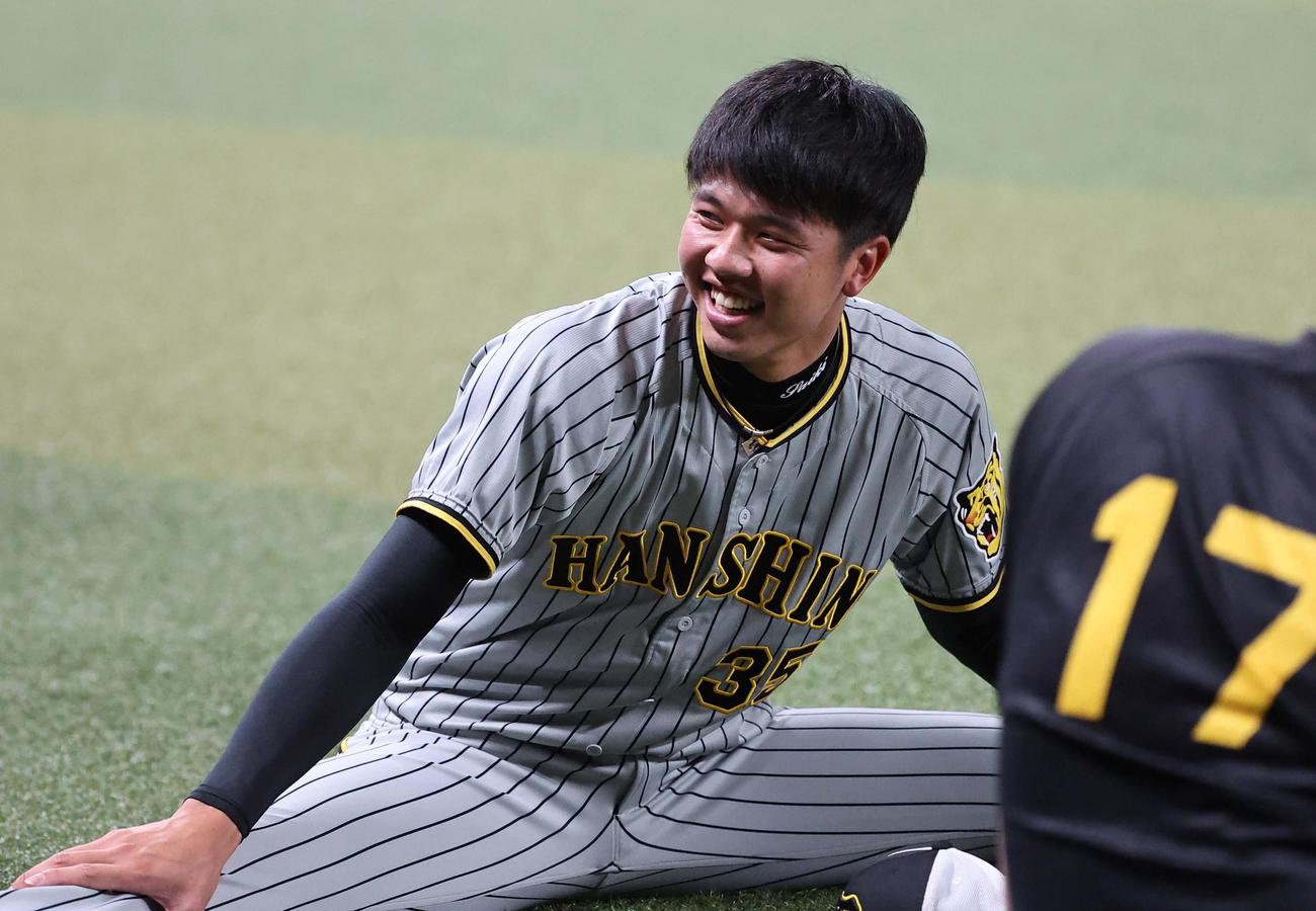 DeNA対阪神　1軍に合流し笑顔を見せる才木（撮影・上田博志）