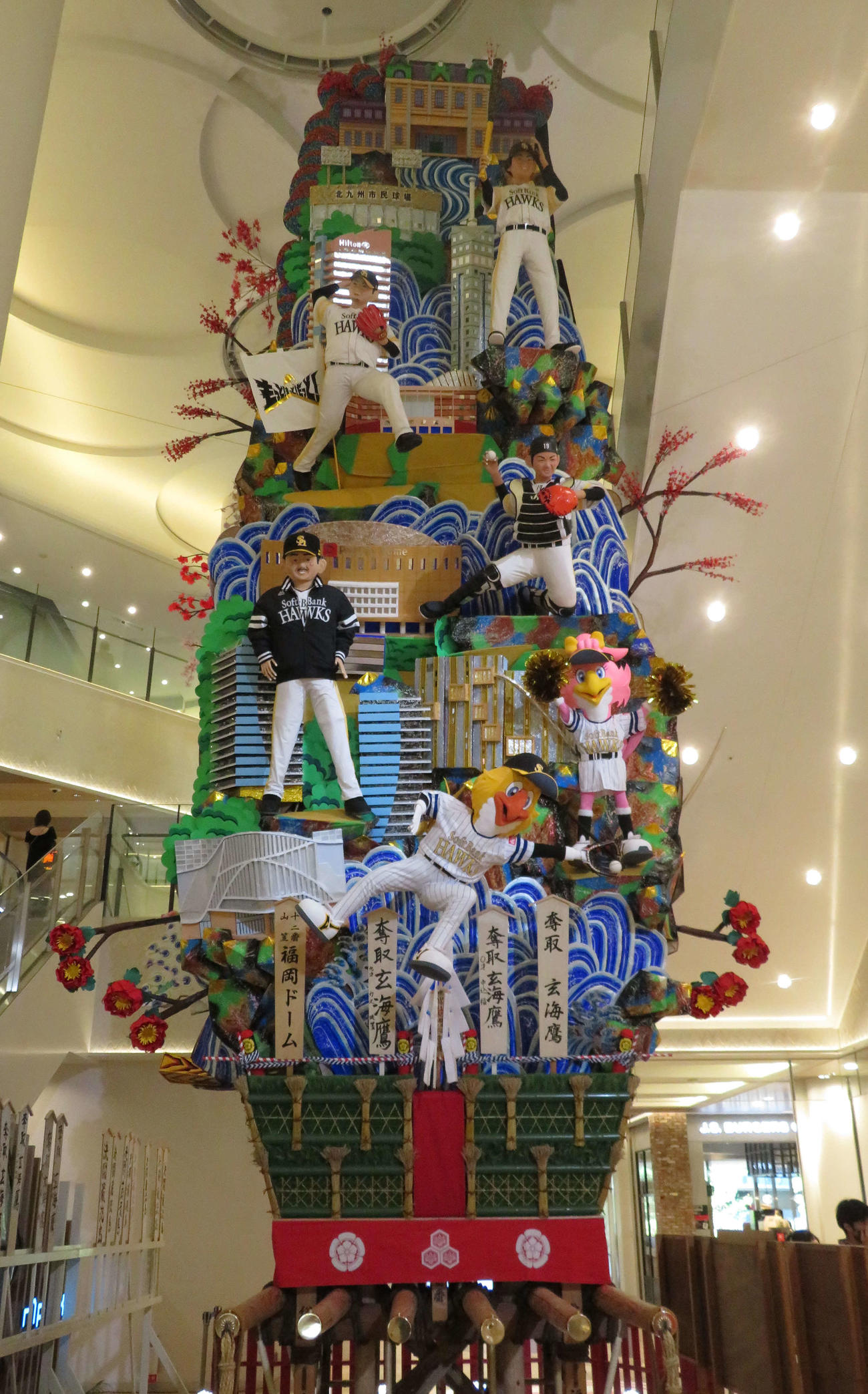 「マークイズ福岡ももち」に設置された、ソフトバンクの選手たちをデザインした飾り山
