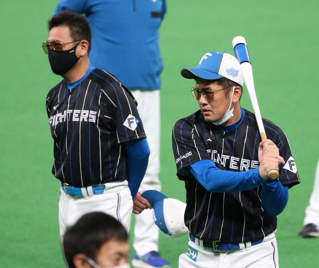 日本ハム対オリックス　提供されたサングラスをかける日本ハムコーチ陣（撮影・黒川智章）