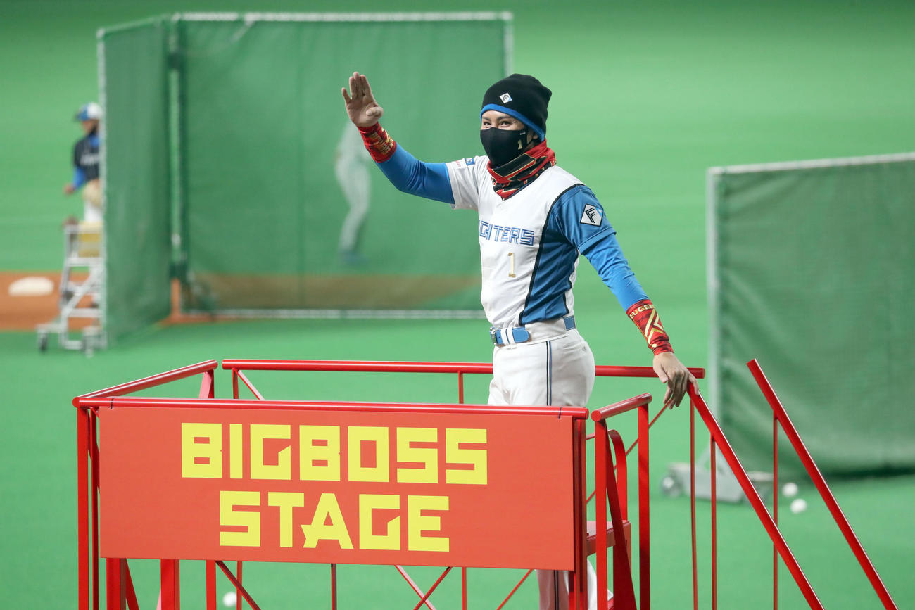 日本ハム対オリックス　BIGBOSSステージからスタンド応援席に手を振る日本ハム新庄監督（撮影・佐藤翔太）