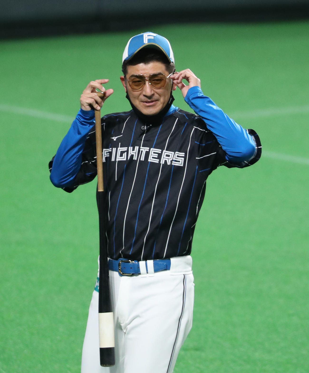 日本ハム対オリックス　サングラスをかける日本ハム加藤コーチ（撮影・佐藤翔太）