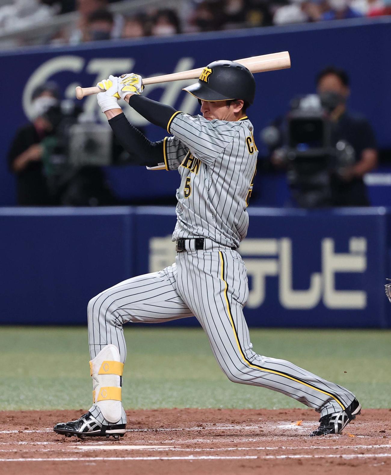 中日対阪神　4回表阪神無死一塁、近本は中前打を放つ（撮影・上田博志）