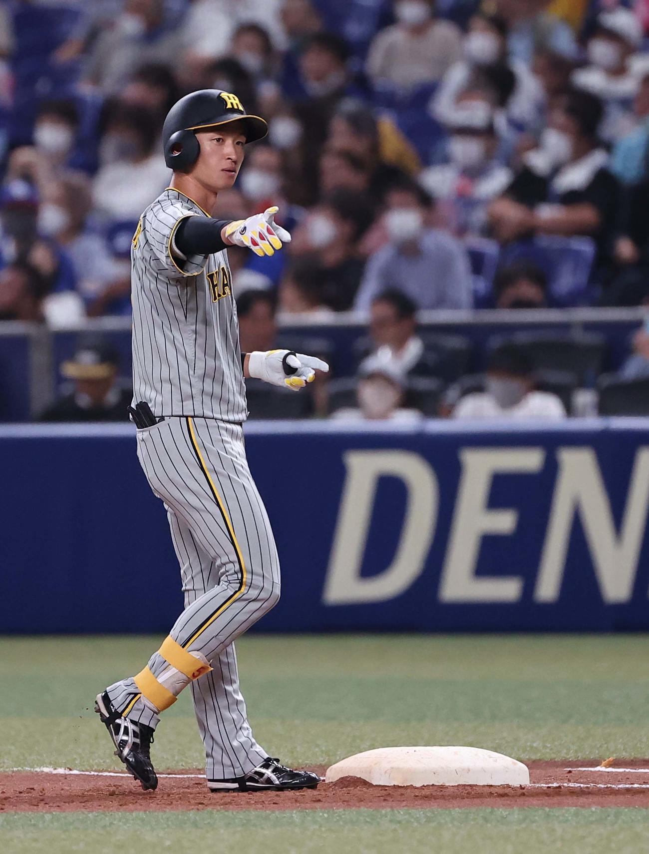 中日対阪神　4回表阪神無死一塁、近本は中前安打を放ちベンチを指さす（撮影・上田博志）
