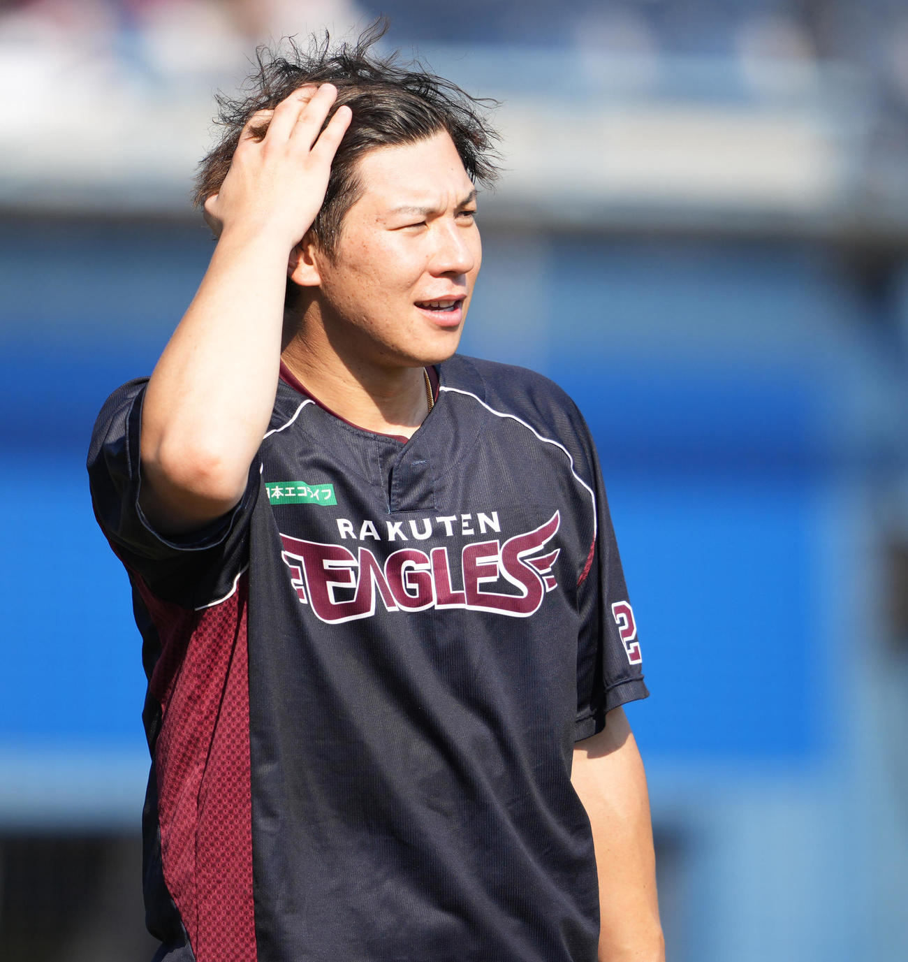 ロッテ対楽天　試合前練習で髪をかき上げる楽天炭谷（撮影・鈴木みどり）