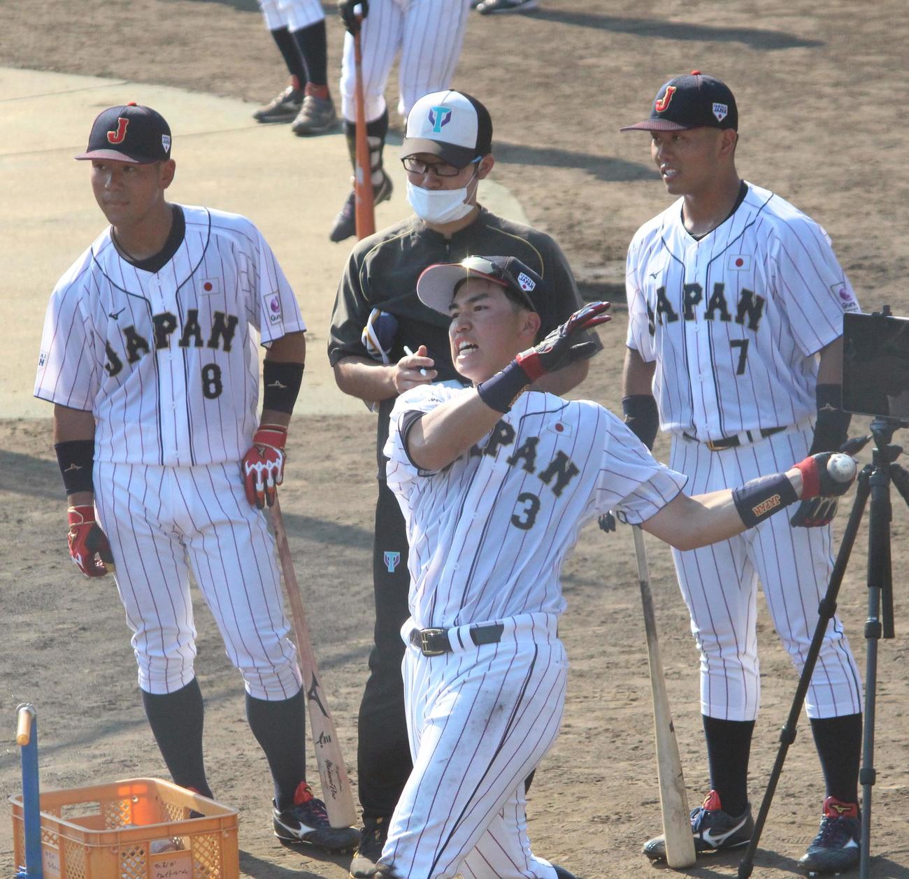 スイングスピードと打球速度を計測する大学日本代表・広瀬内野手（撮影・保坂恭子）