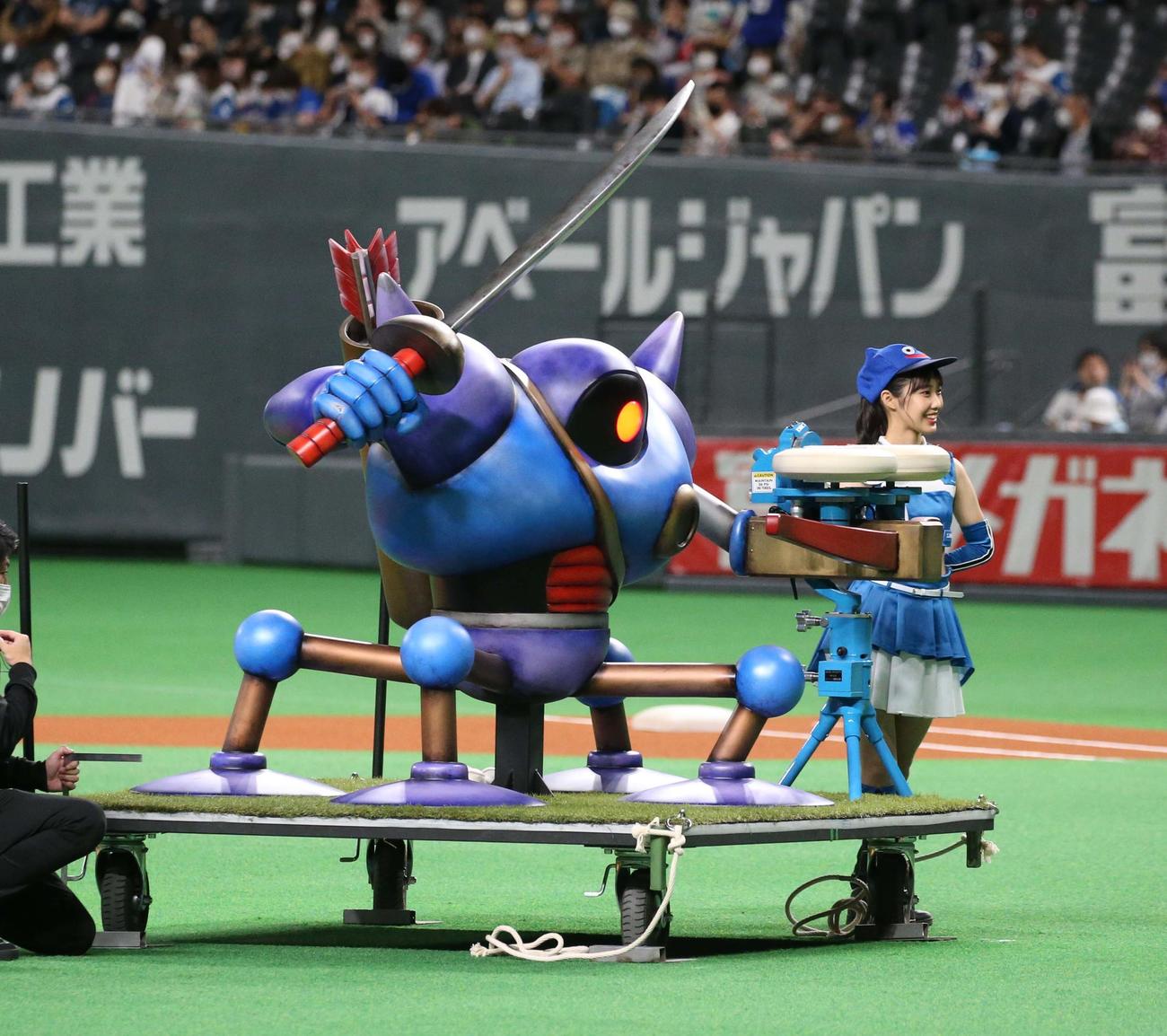 日本ハム対中日　ファーストピッチセレモニーに登場したドラゴンクエストに登場するモンスターキャラのキラーマシン（2022年6月10日撮影）