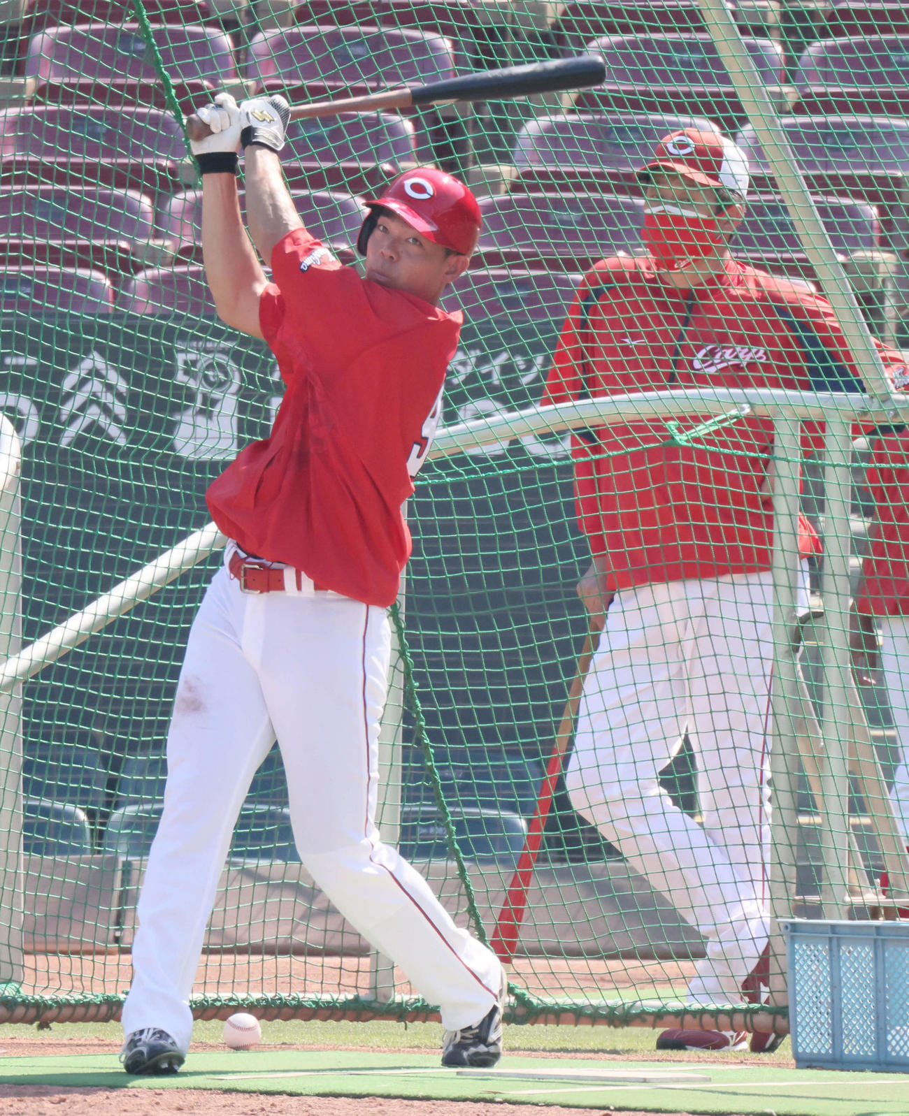 広島対巨人　試合前練習　打撃練習をする秋山。右は佐々岡監督（撮影・加藤孝規）