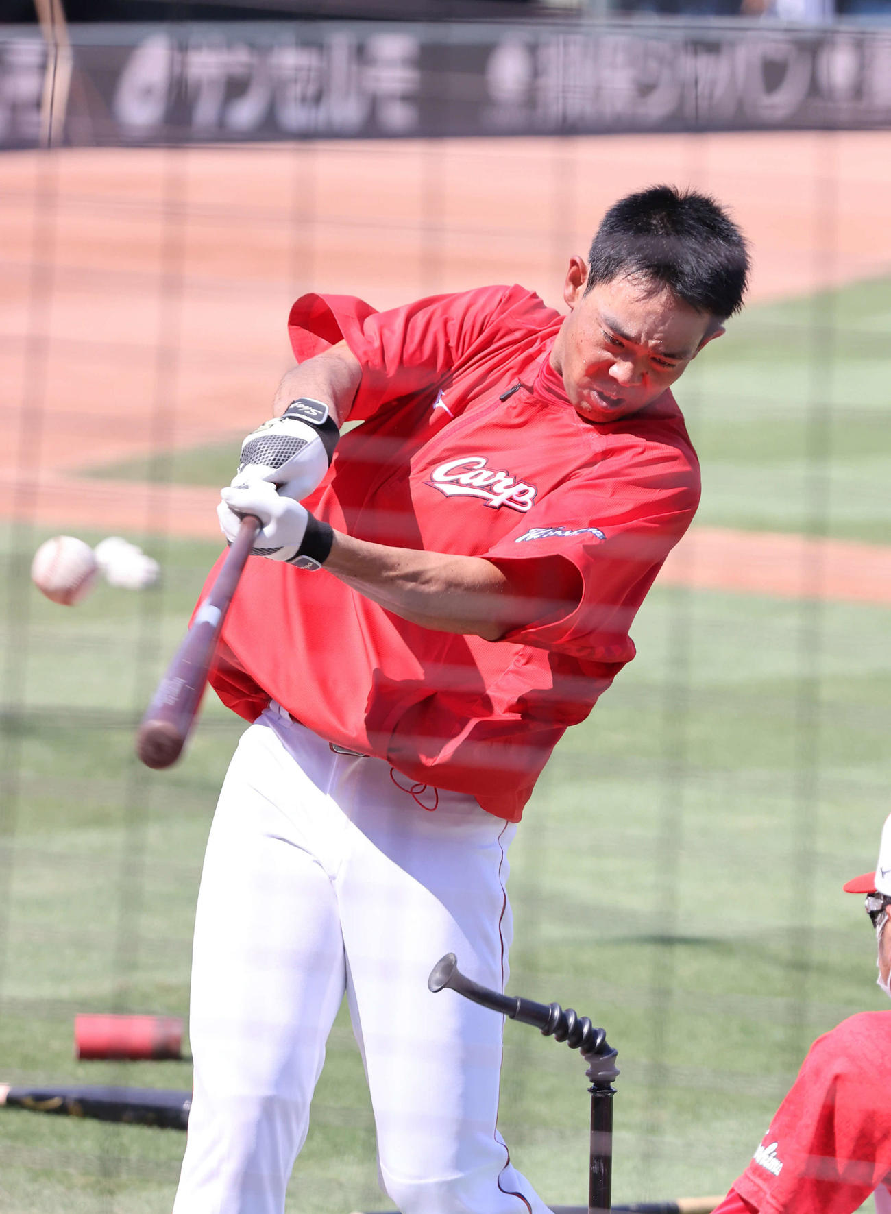 広島対巨人　試合前練習　ティー打撃練習をする秋山（撮影・加藤孝規）