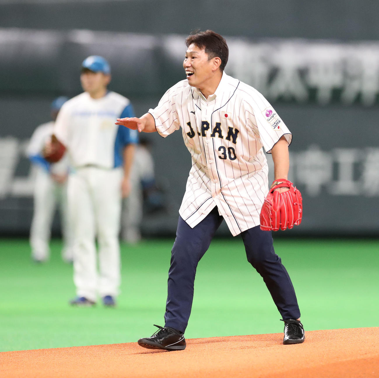 日本ハム対オリックス　試合前、始球式を務めたU－12野球日本代表井端監督はオリックス福田に謝る（撮影・佐藤翔太）