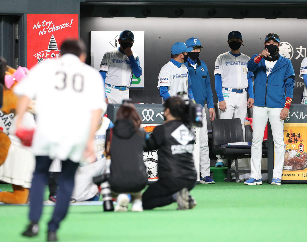日本ハム対オリックス　試合前、始球式を終えたU－12野球日本代表井端監督（左手前）を指さす日本ハム新庄監督（撮影・佐藤翔太）