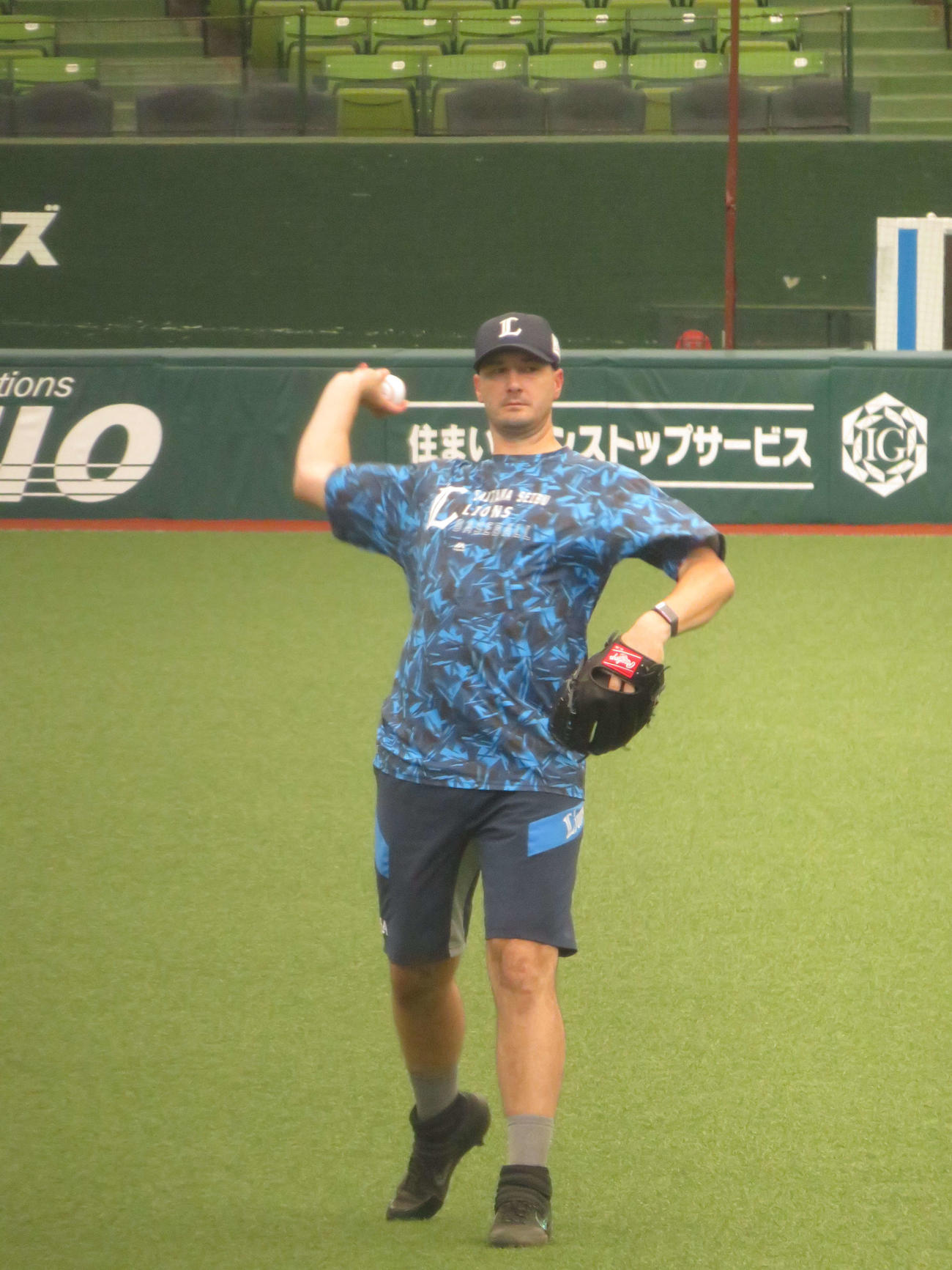 キャッチボールをする西武スミス（撮影・上田悠太）