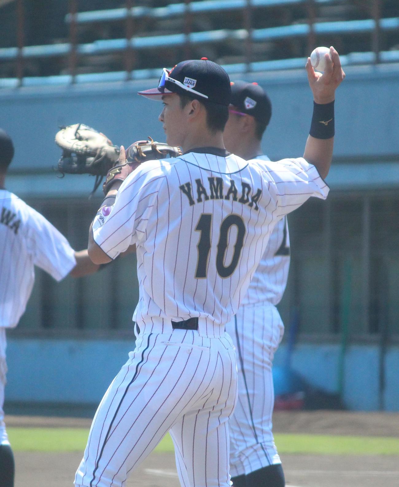 大学日本代表の背番号10ユニホームで練習する山田主将（撮影・保坂恭子）