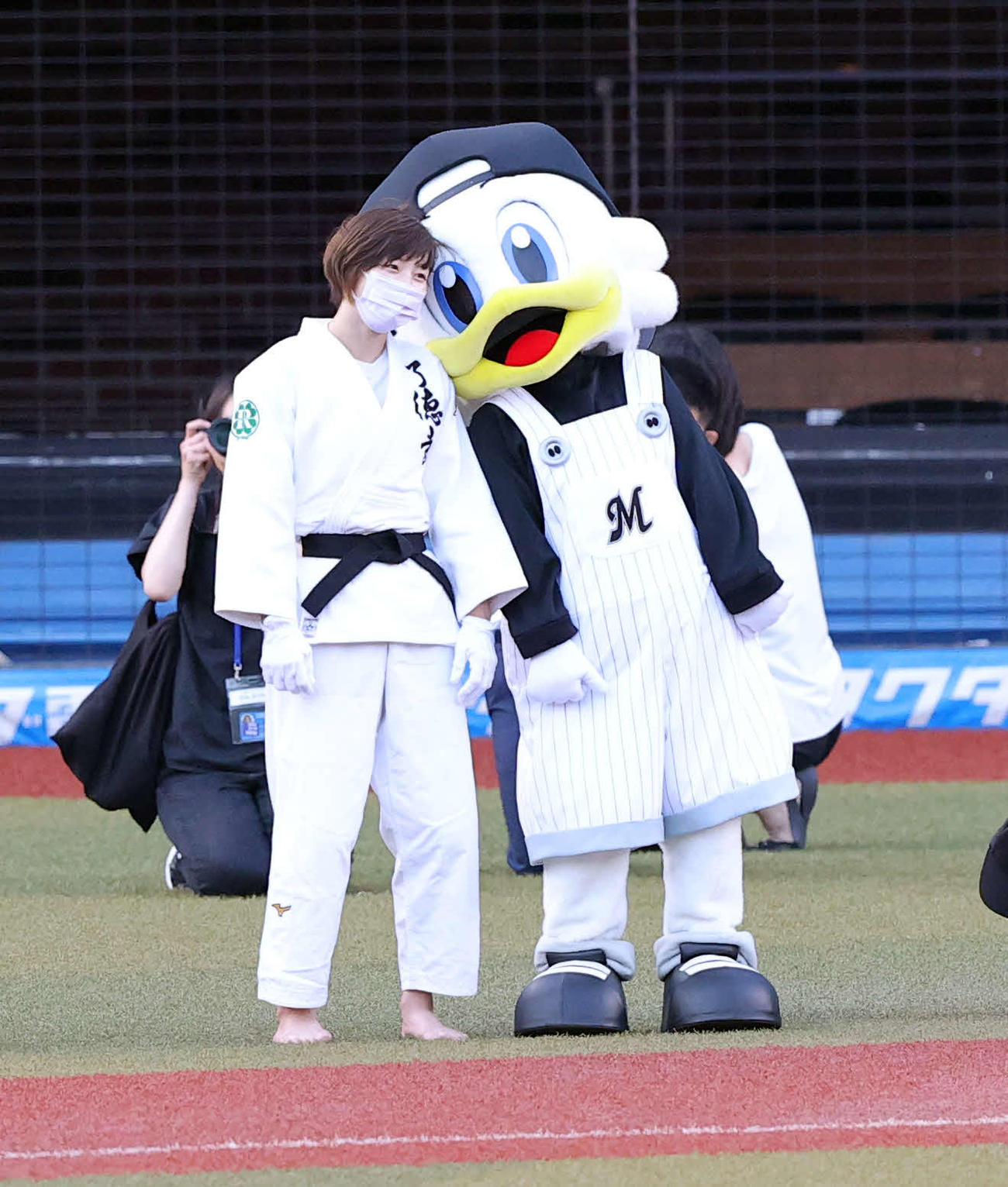 ロッテ対楽天　試合前のセレモニーに登場した柔道日本代表の角田夏実（撮影・浅見桂子）