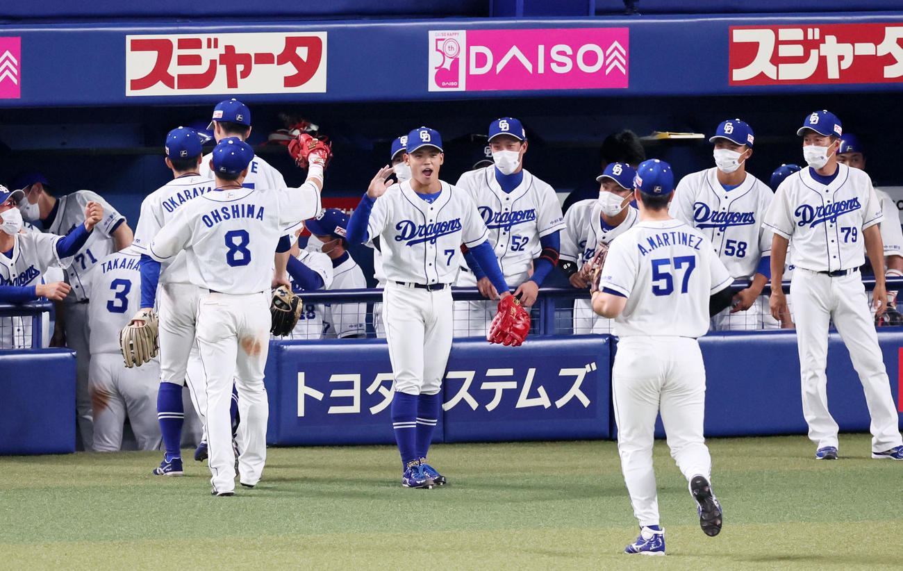 中日対阪神　5回表阪神2死一、二塁、根尾は近本を三ゴロに仕留めベンチ前に立って笑顔でナインを迎える（撮影・加藤哉）