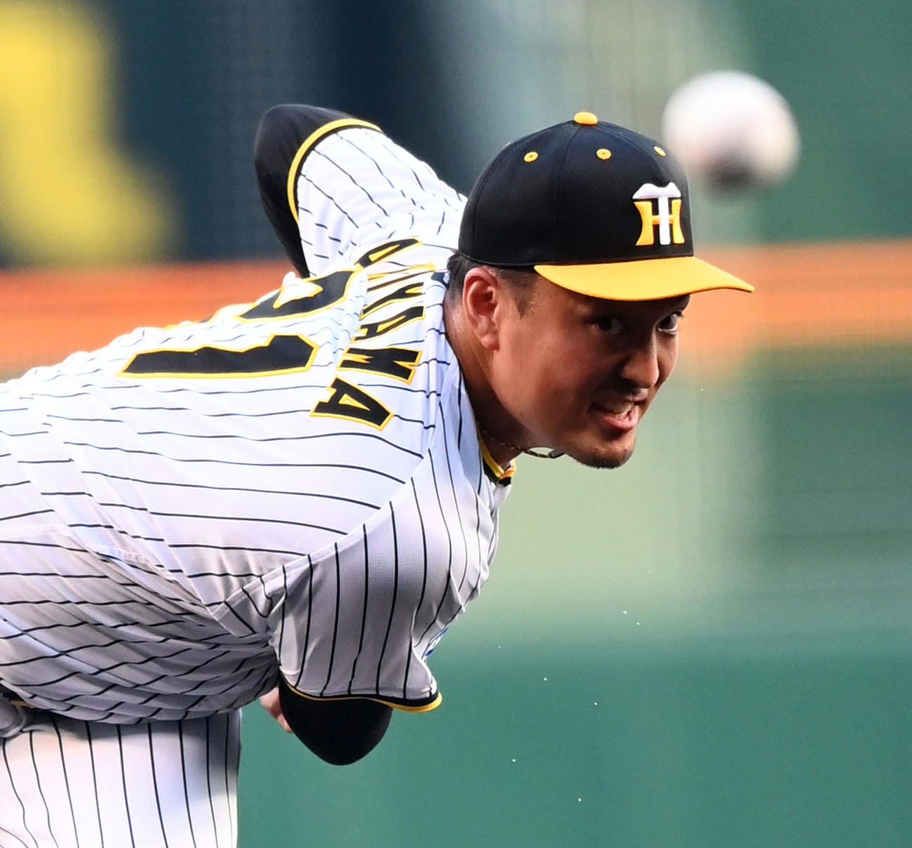 阪神対オリックス　力投する阪神先発の秋山（撮影・前岡正明）