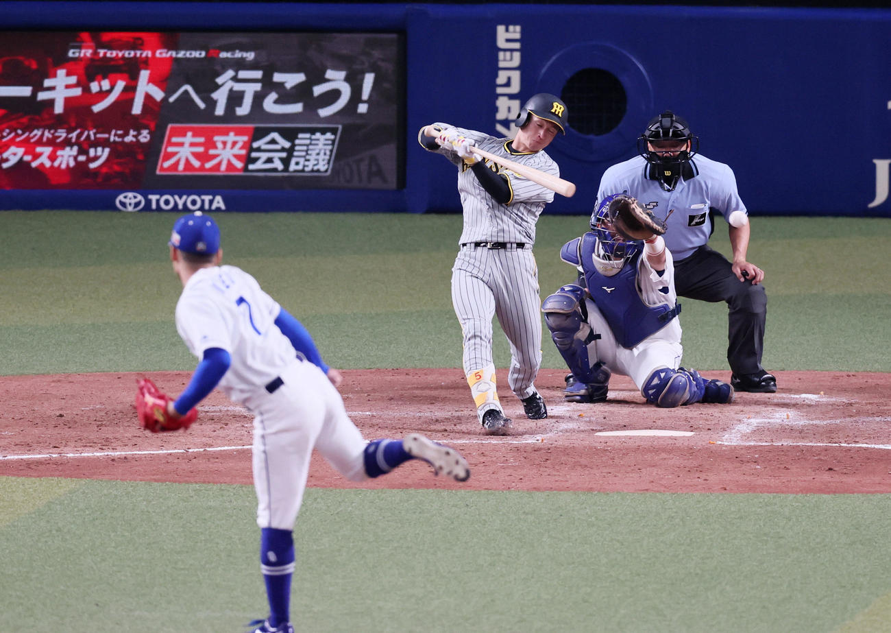 中日対阪神　5回表阪神2死一、二塁、近本は三ゴロに倒れる。投手は根尾（撮影・加藤哉）