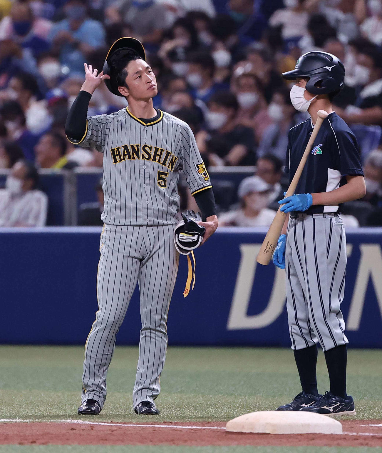 中日対阪神　5回表阪神2死一、二塁、近本は三ゴロに倒れる（撮影・上田博志）