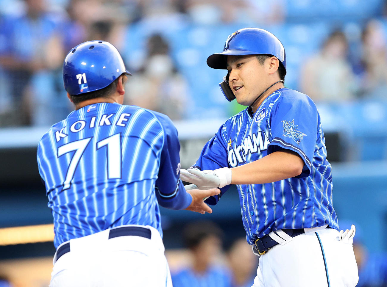 ヤクルト対DeNA 1回表DeNA2死、佐野（右）は右越えソロ本塁打を放ち小池コーチとタッチ（撮影・鈴木正人）