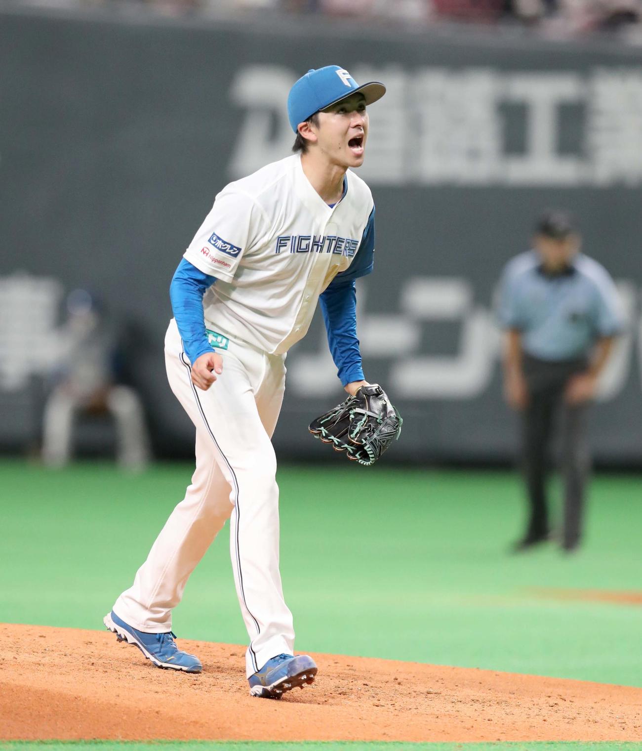 日本ハム対オリックス　4回表オリックス2死満塁、宗を三振にとり叫ぶ上沢（撮影・黒川智章）