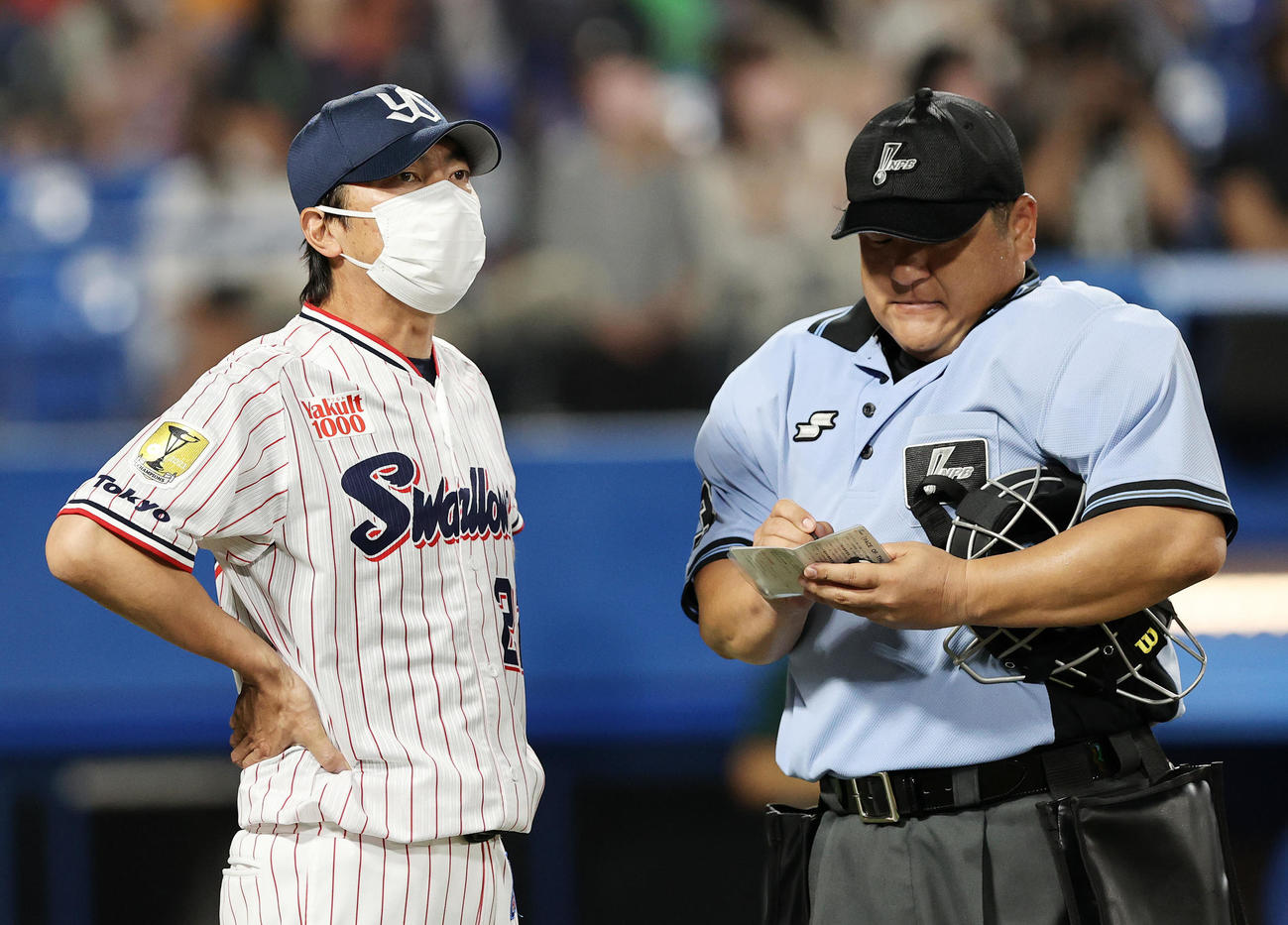 ヤクルト対DeNA 9回表、投手交代を告げるヤクルト高津監督（撮影・鈴木正人）