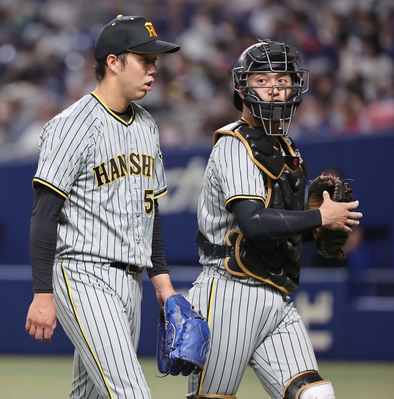 中日対阪神　2回、坂本（右）と話しながらベンチに引き揚げる青柳（撮影・上田博志）