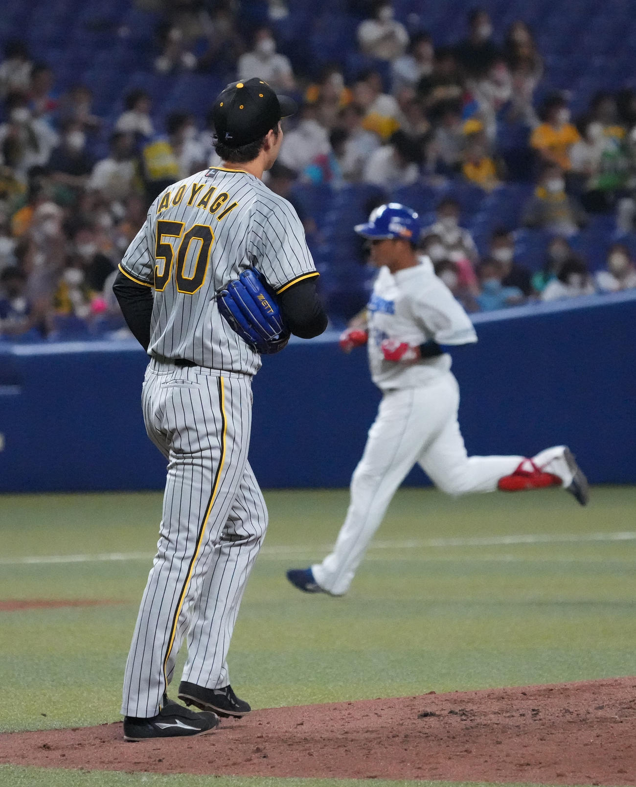 中日対阪神　3回裏中日無死、山下に中越え本塁打を打たれた青柳（撮影・森本幸一）