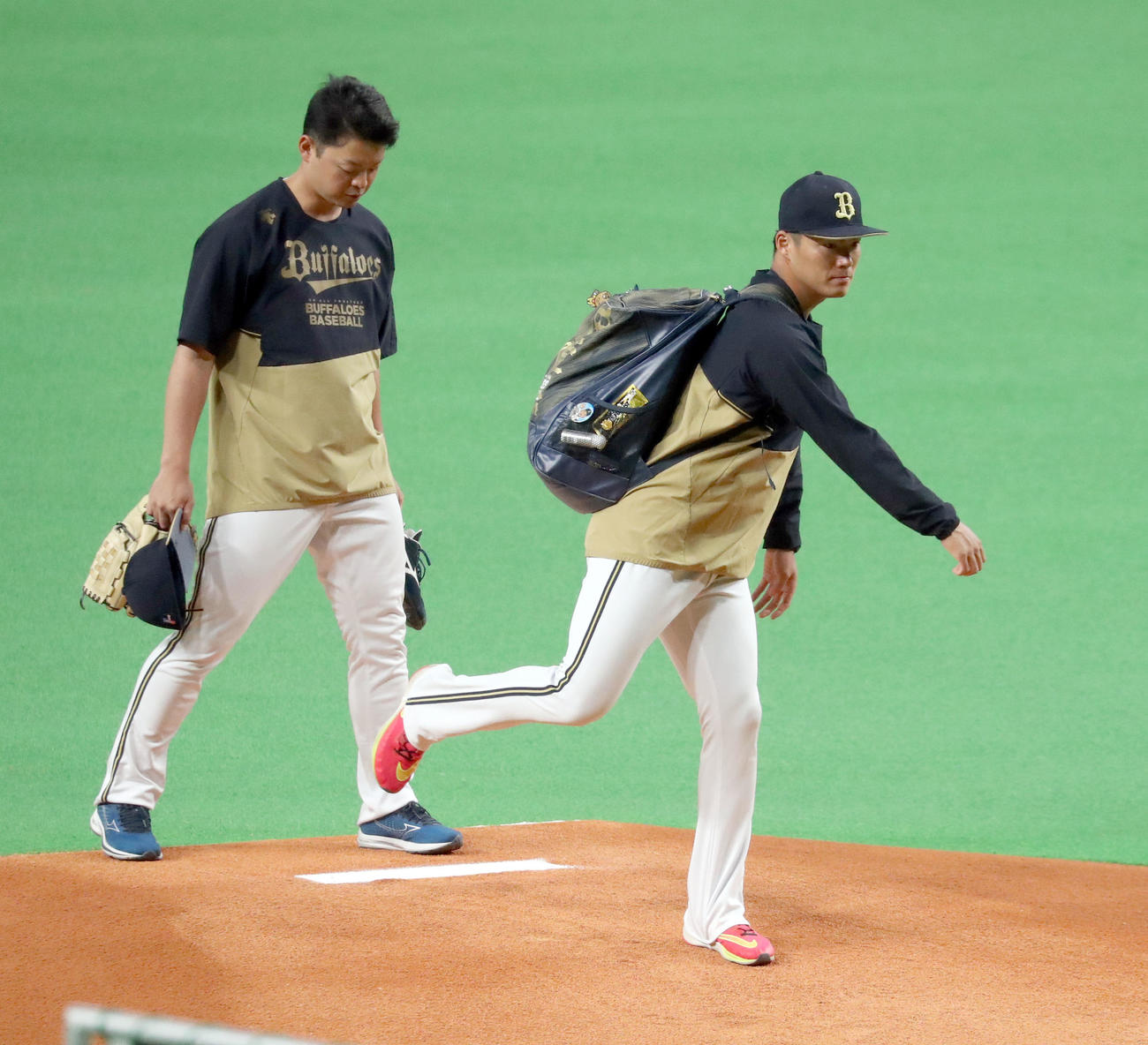 札幌ドームのマウンドを確認するオリックス山本由伸（撮影・佐藤翔太）